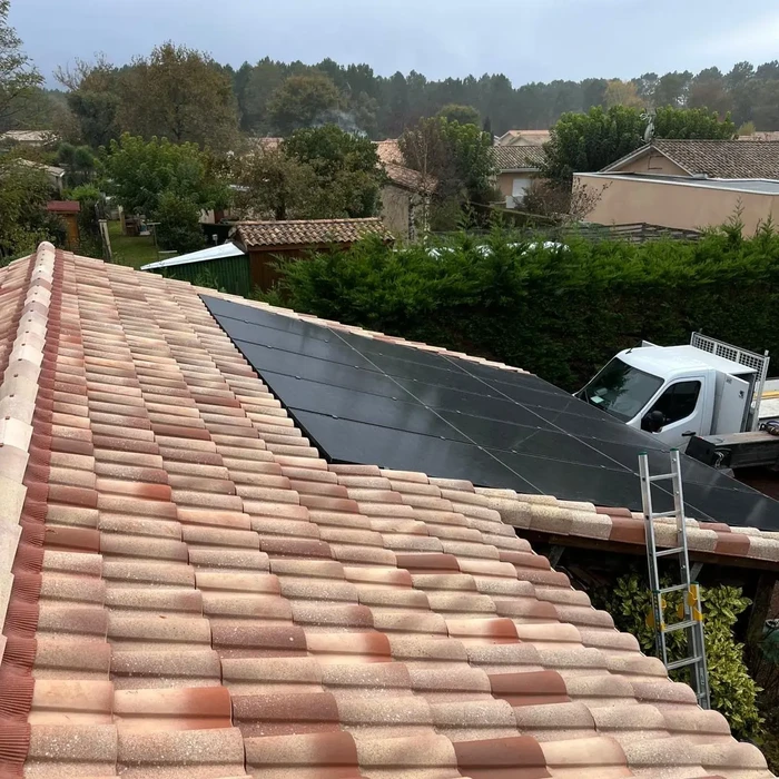 Chantier d'installation de panneaux solaires photovoltaïques sur toiture résidentielle