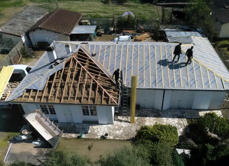 Vue aérienne d'un chantier de rénovation de toiture en cours