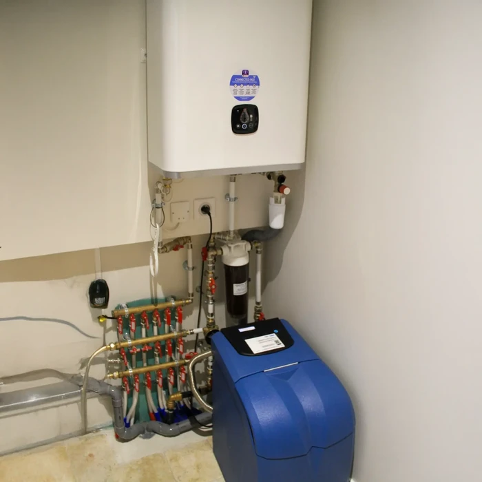 Salle de bain moderne avec double vasque blanche posée sur meuble suspendu en bois naturel à façade cannelée