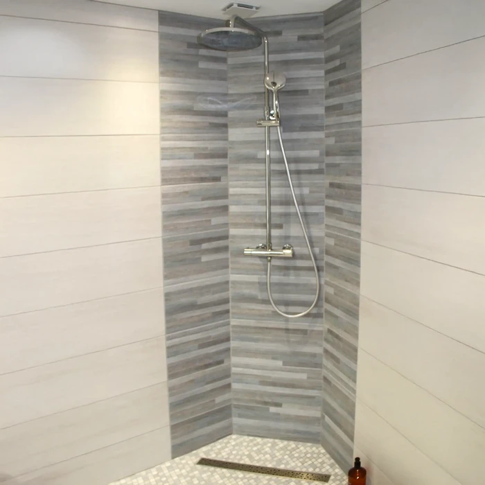 Salle de bains moderne avec baignoire îlot ovale blanche au premier plan