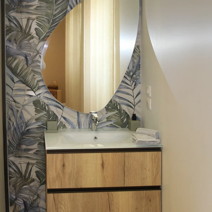 Salle de bain moderne avec douche à l'italienne et baignoire encastrée