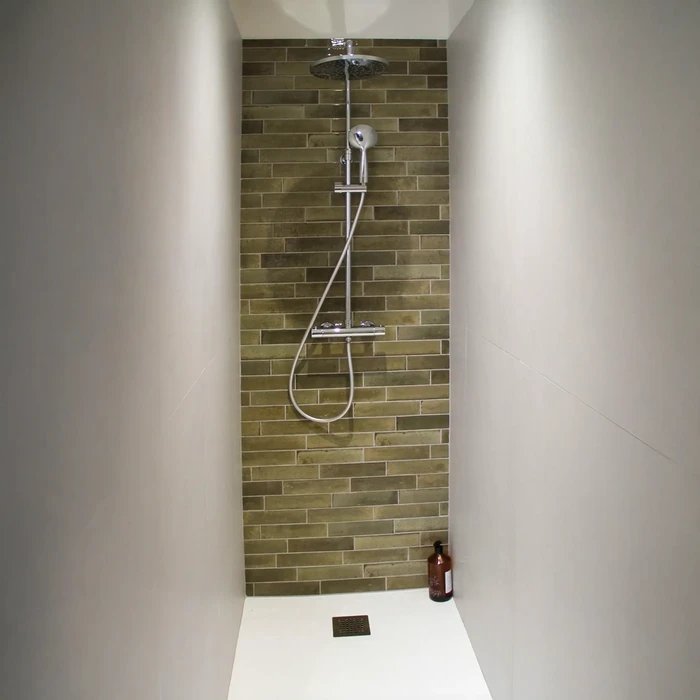 Salle de bain moderne avec double vasque, meuble suspendu en bois naturel à quatre tiroirs, plan de travail noir mat