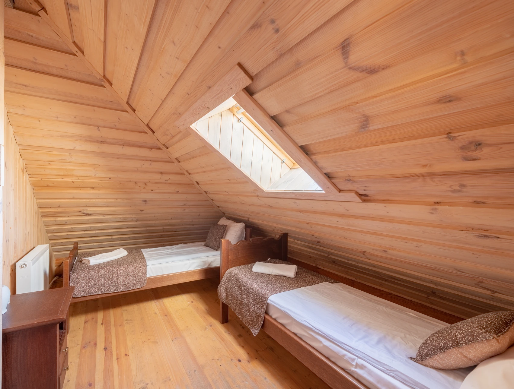 Couvreur professionnel installant des panneaux solaires sur toiture r&eacute;sidentielle