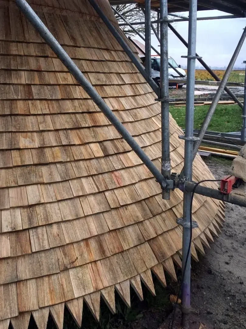 Vue extérieure d'une maison individuelle avec piscine privée au premier plan
