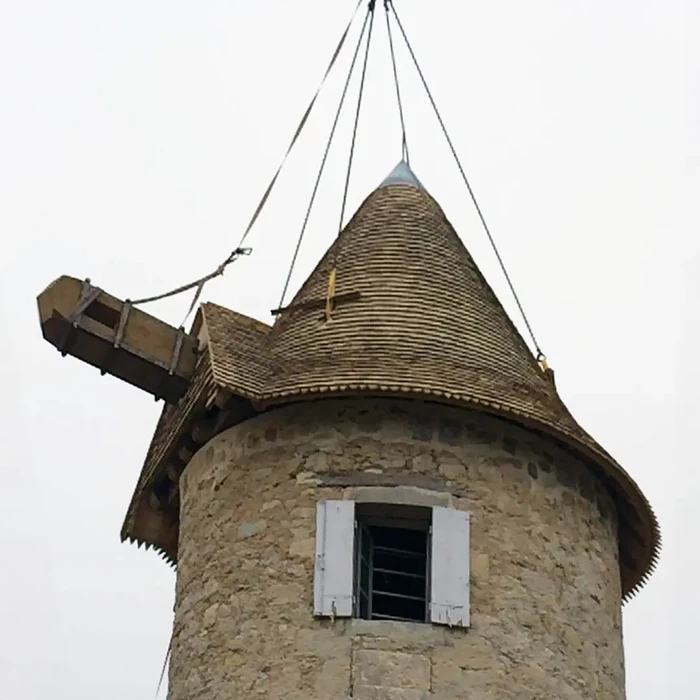 Vue aérienne d'une toiture résidentielle équipée d'une installation photovoltaïque complète