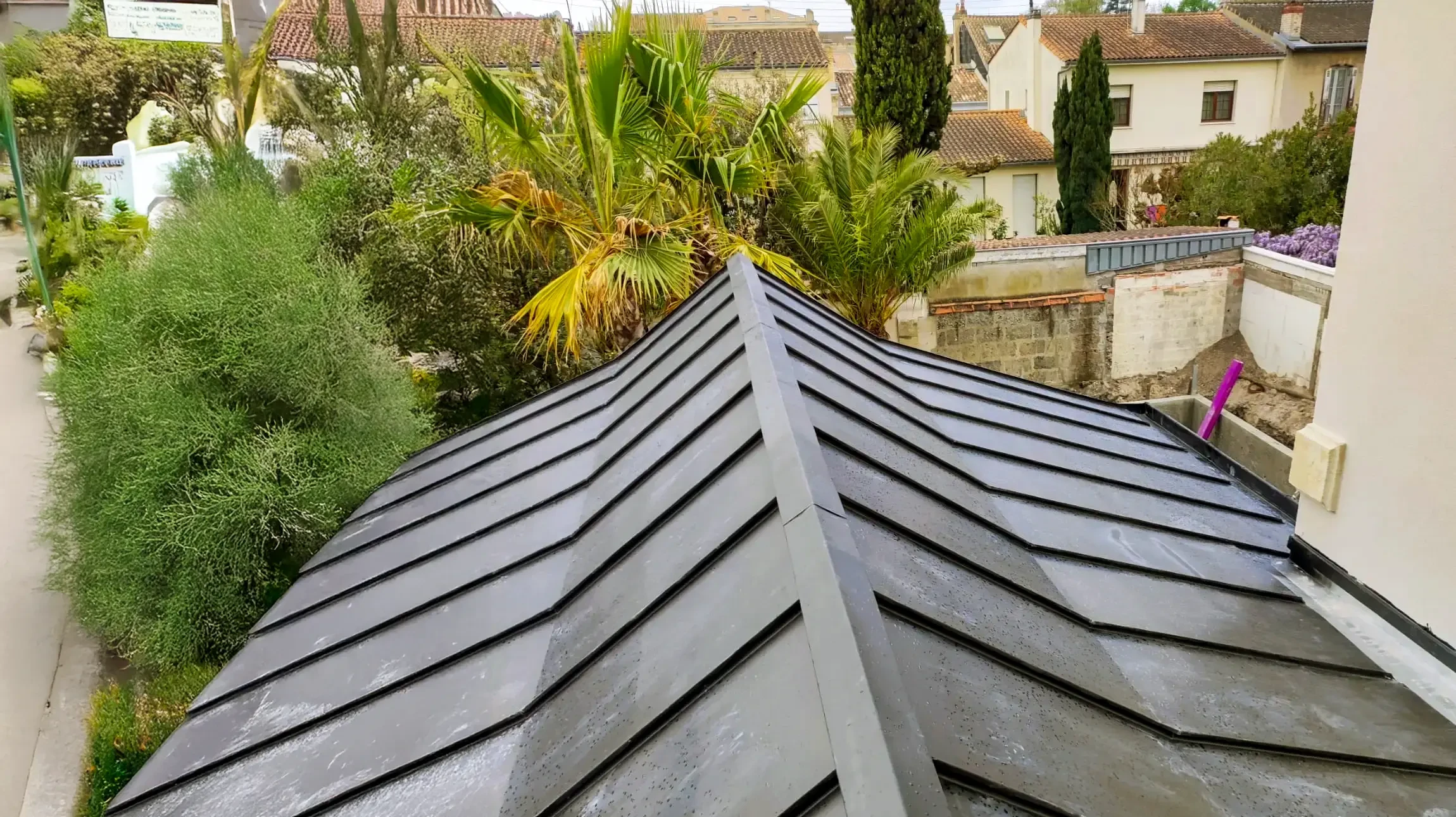 Ouvrier m&eacute;tallurgiste utilisant une meuleuse d'angle sur une pi&egrave;ce m&eacute;tallique dans un atelier industriel