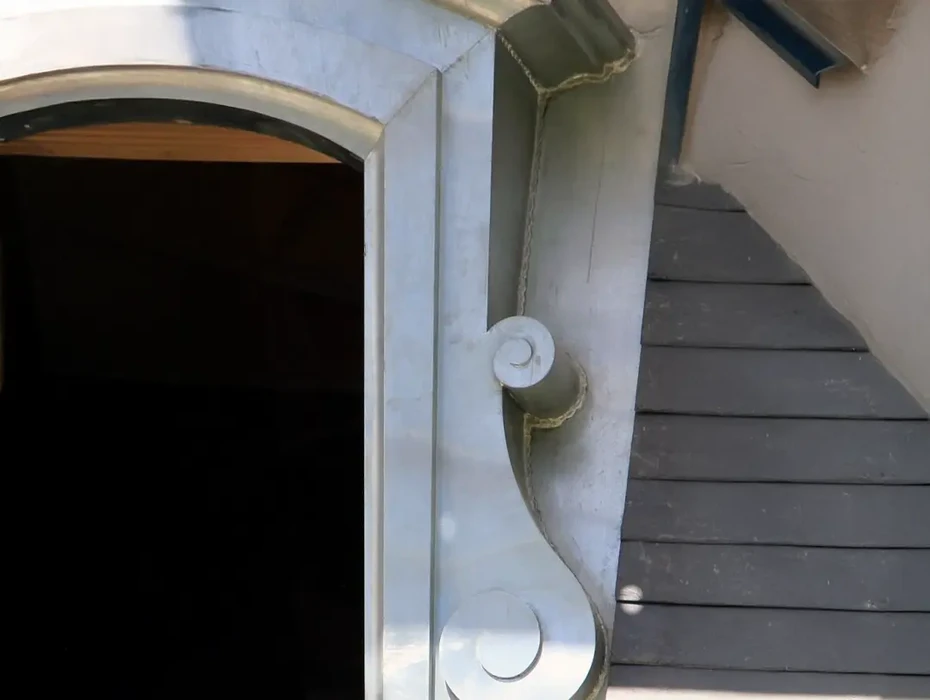 Toiture en tuiles canal terre cuite de style méditerranéen avec cheminée en pierre apparente