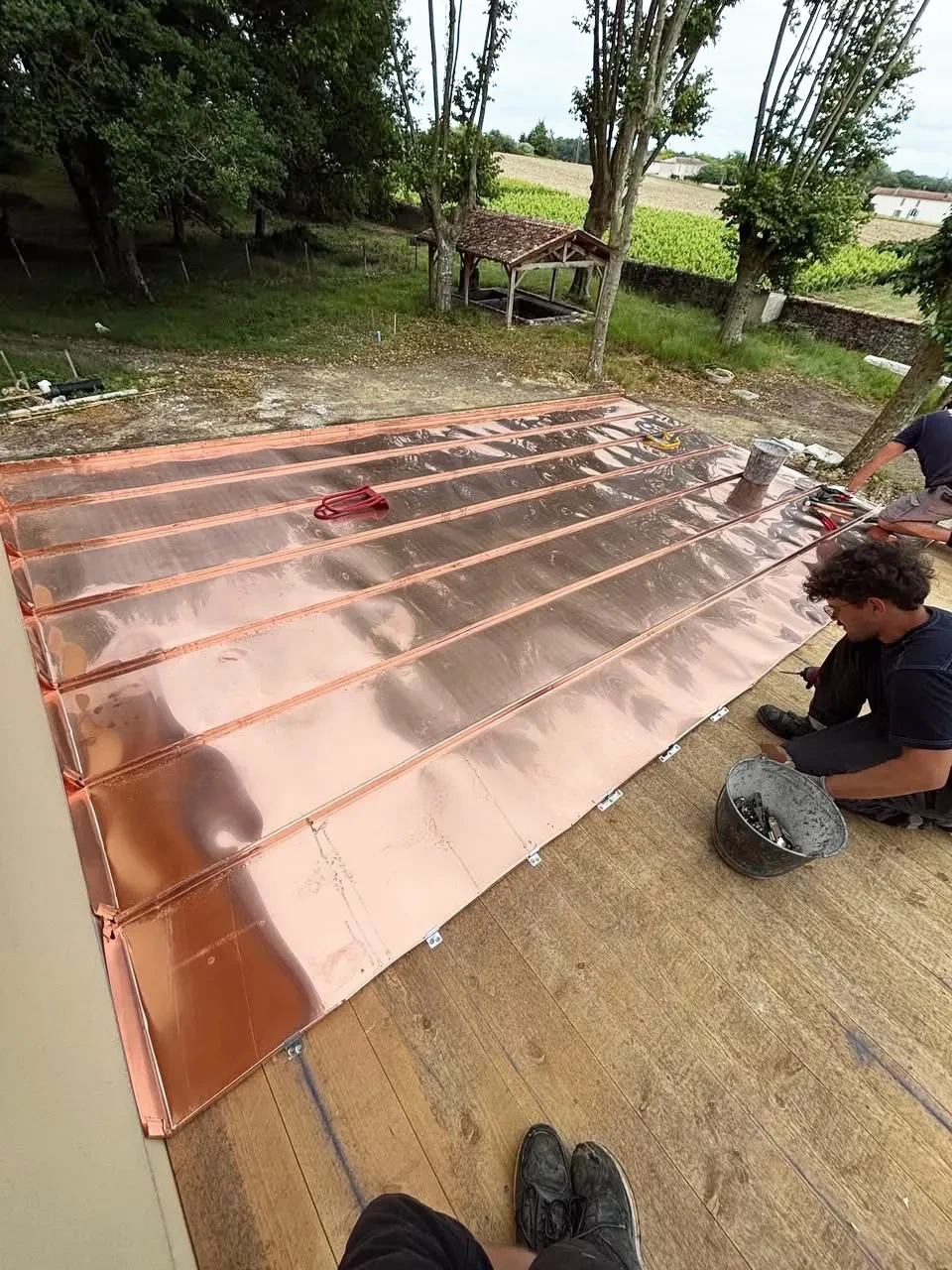 Atelier industriel avec opération d'usinage sur tour métallique