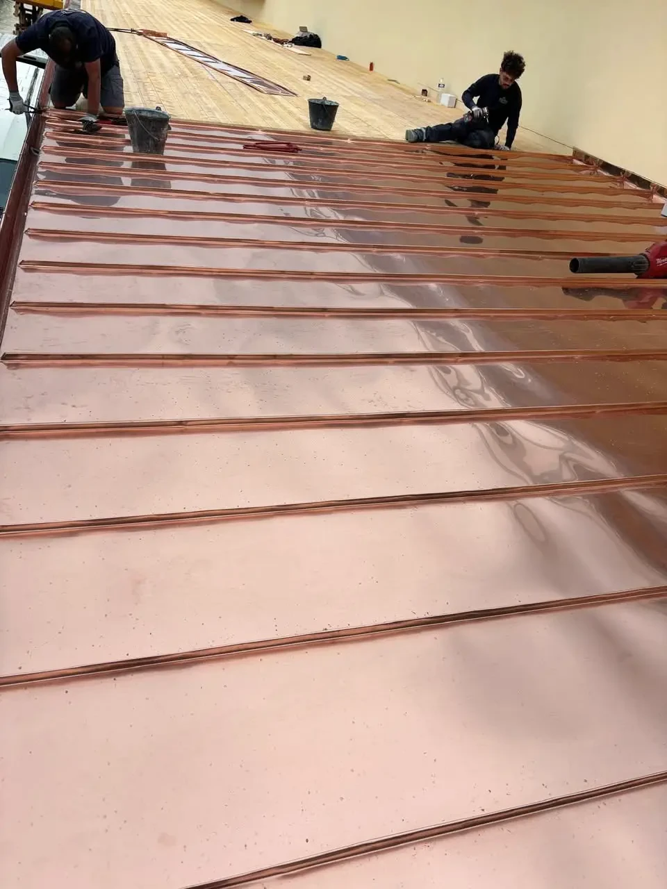 Scène extérieure montrant une toiture résidentielle avec tuiles canal en terre cuite de couleur rouge-orangé