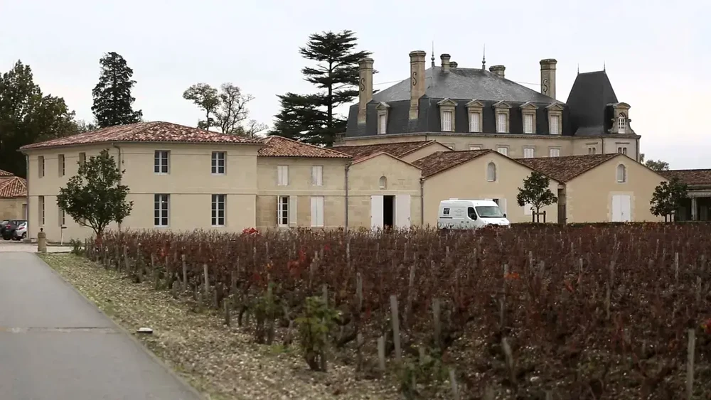 Chantier de rénovation de toiture en cours avec ouvriers travaillant sur charpente