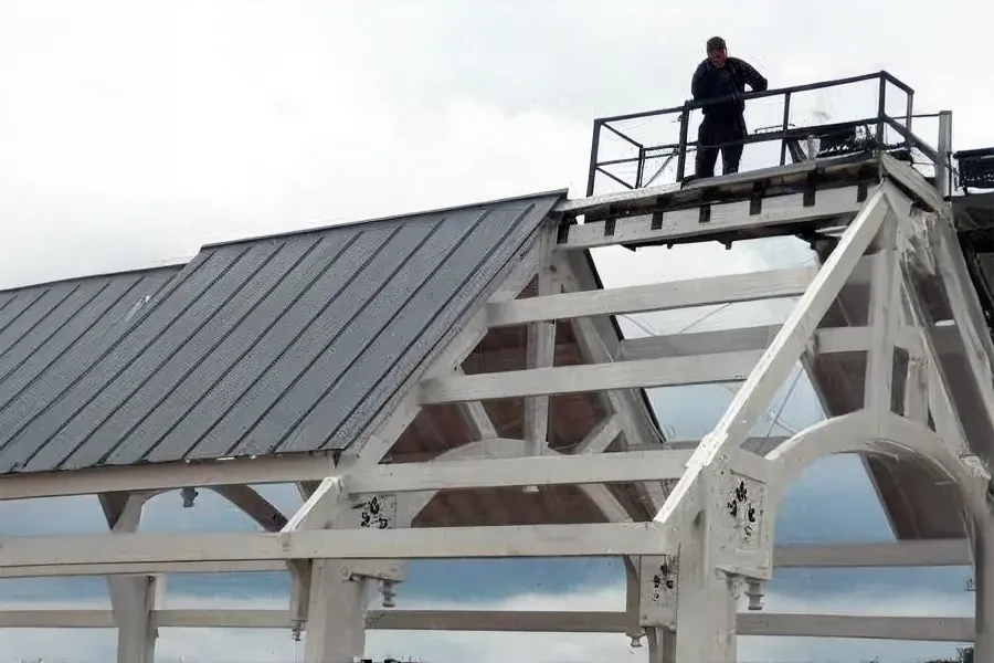 Chantier de toiture en cours avec ouvrier effectuant des travaux de couverture