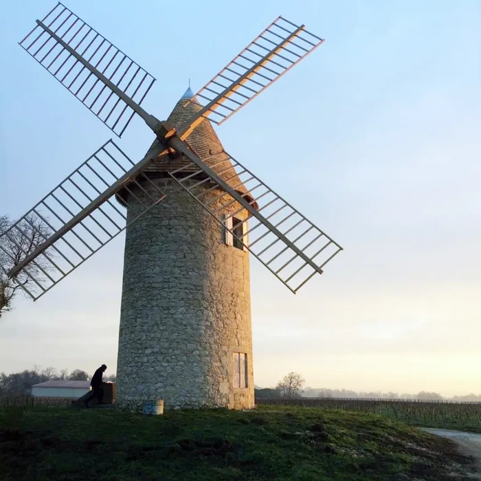 Chantier extérieur de couverture avec artisan couvreur installant des feuilles de cuivre sur toiture en bois