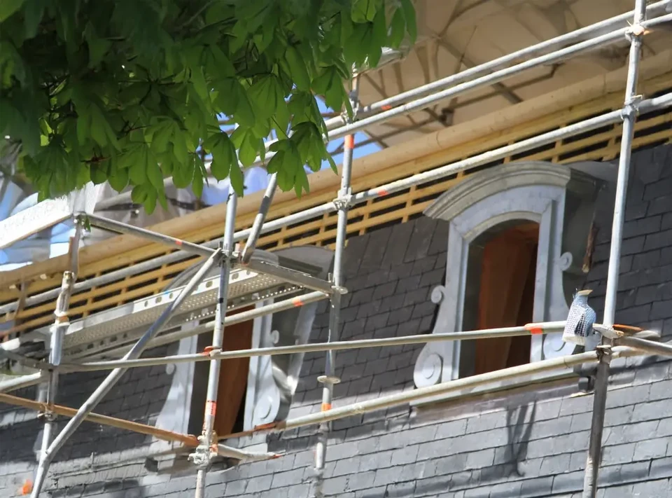 Atelier de fabrication avec outils de précision disposés sur établi