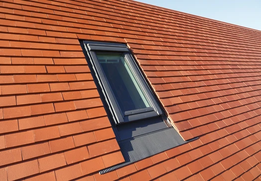 Fa&ccedil;ade de maison r&eacute;sidentielle avec lucarne en bois blanc &agrave; fen&ecirc;tre &agrave; petits carreaux