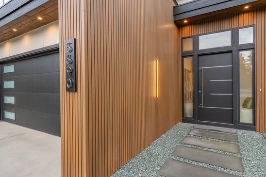 Surface m&eacute;tallique industrielle compos&eacute;e de panneaux nervur&eacute;s verticaux en acier ou aluminium