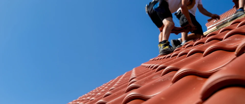 Sc&egrave;ne ext&eacute;rieure dans village viticole avec maisons traditionnelles &agrave; toitures en tuiles canal terre cuite