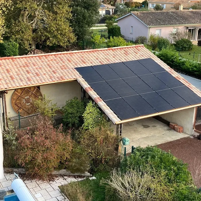 Scène extérieure sur toiture résidentielle avec installateur de panneaux solaires photovoltaïques travaillant sur l'installation